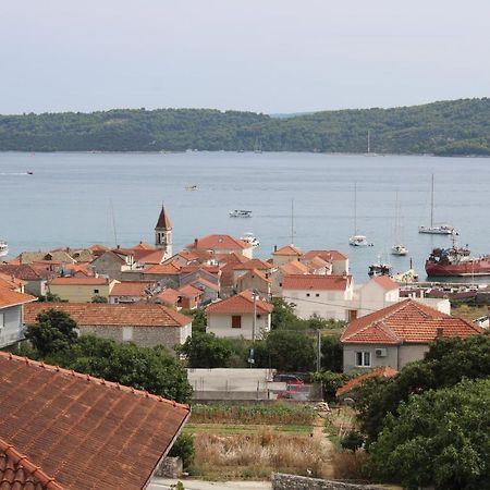 Lux Apartman S Pogledom Na More Trogir Kültér fotó