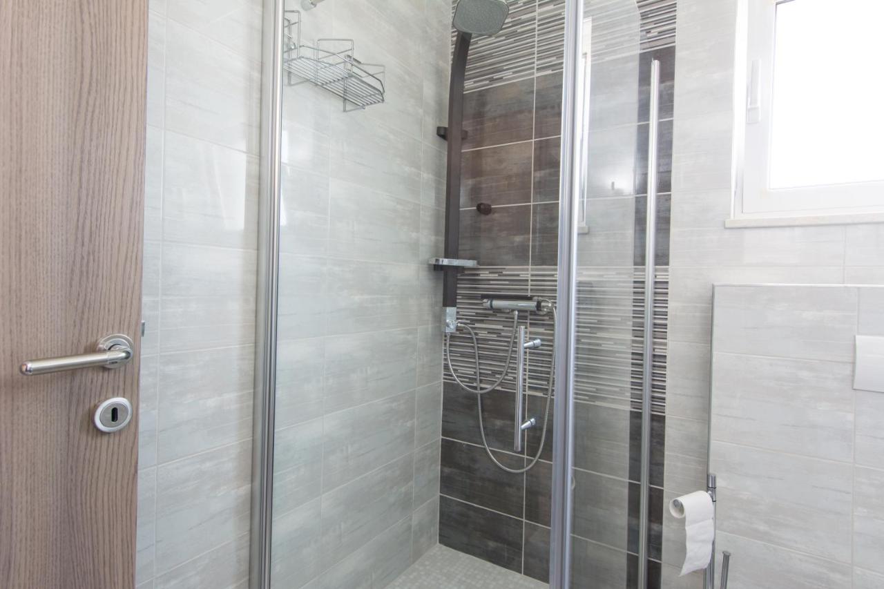 Lux Apartman S Pogledom Na More Trogir Kültér fotó