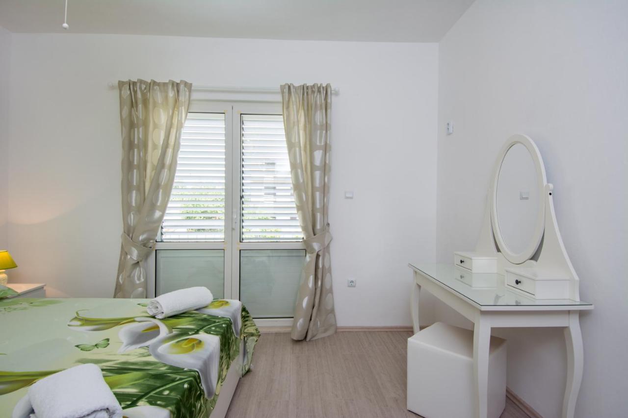 Lux Apartman S Pogledom Na More Trogir Kültér fotó