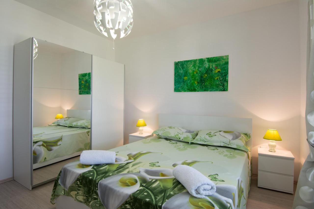 Lux Apartman S Pogledom Na More Trogir Kültér fotó