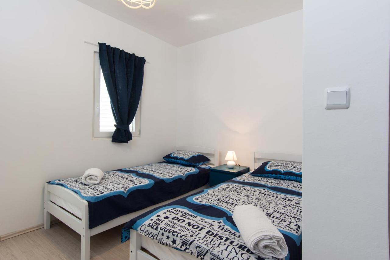 Lux Apartman S Pogledom Na More Trogir Kültér fotó