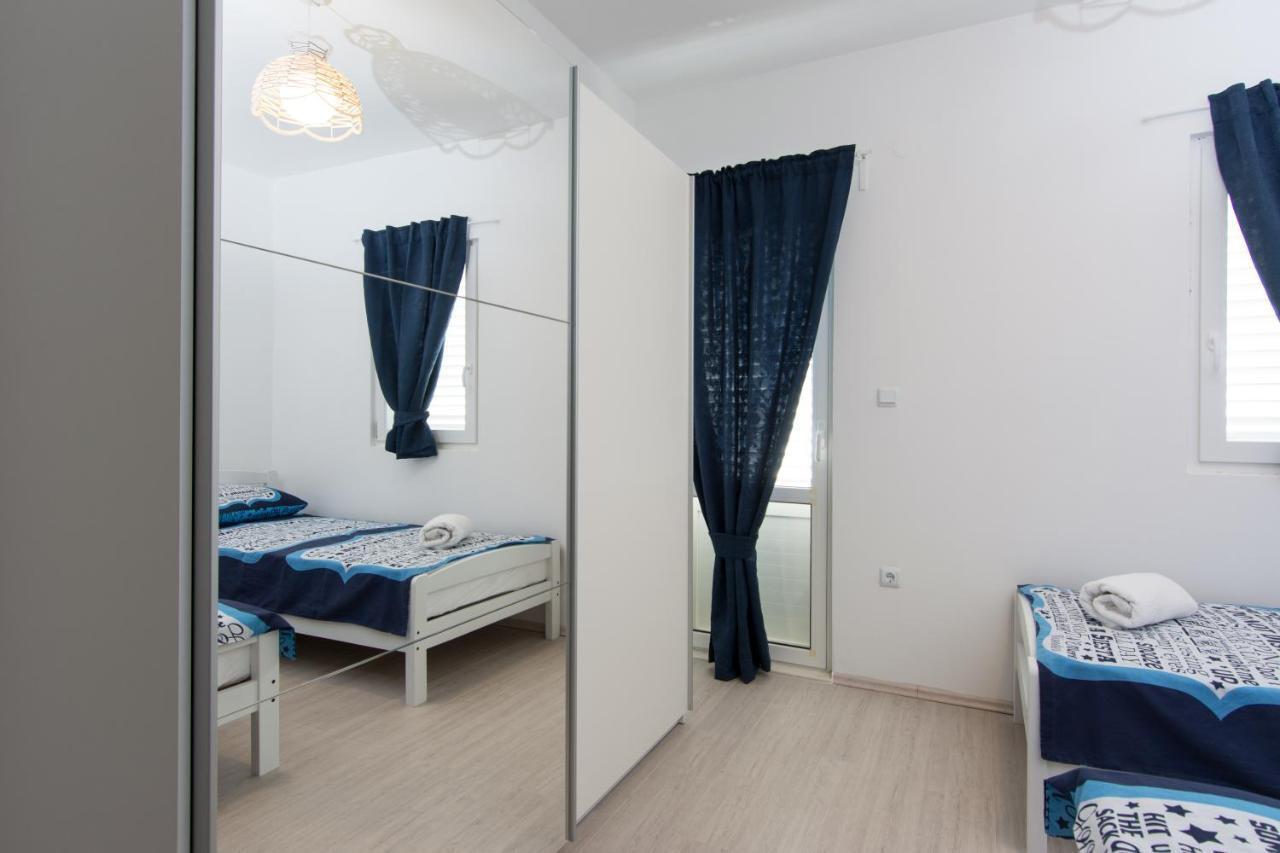 Lux Apartman S Pogledom Na More Trogir Kültér fotó