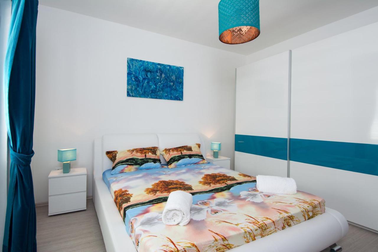 Lux Apartman S Pogledom Na More Trogir Kültér fotó