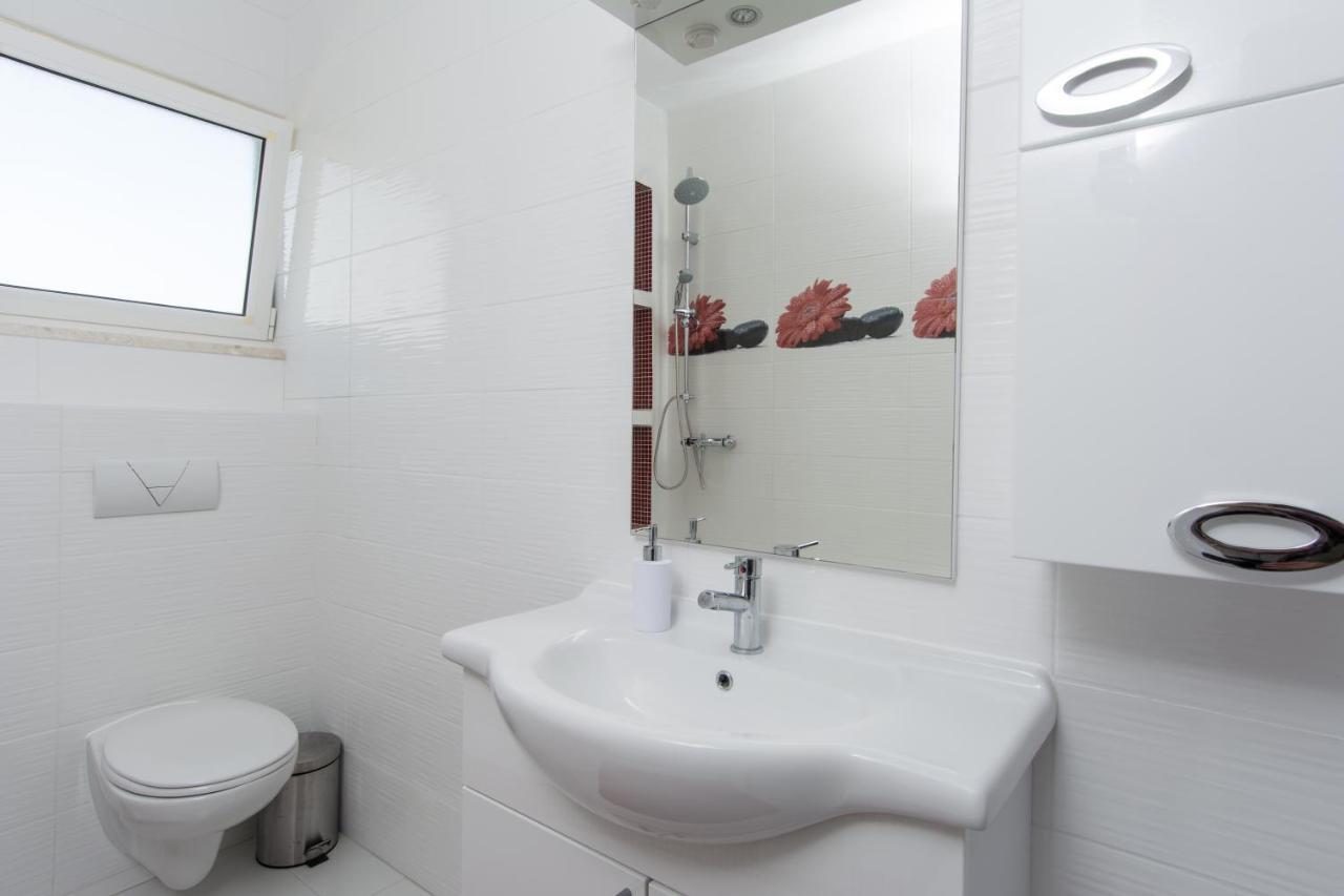 Lux Apartman S Pogledom Na More Trogir Kültér fotó