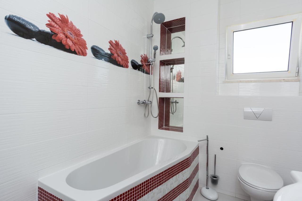Lux Apartman S Pogledom Na More Trogir Kültér fotó
