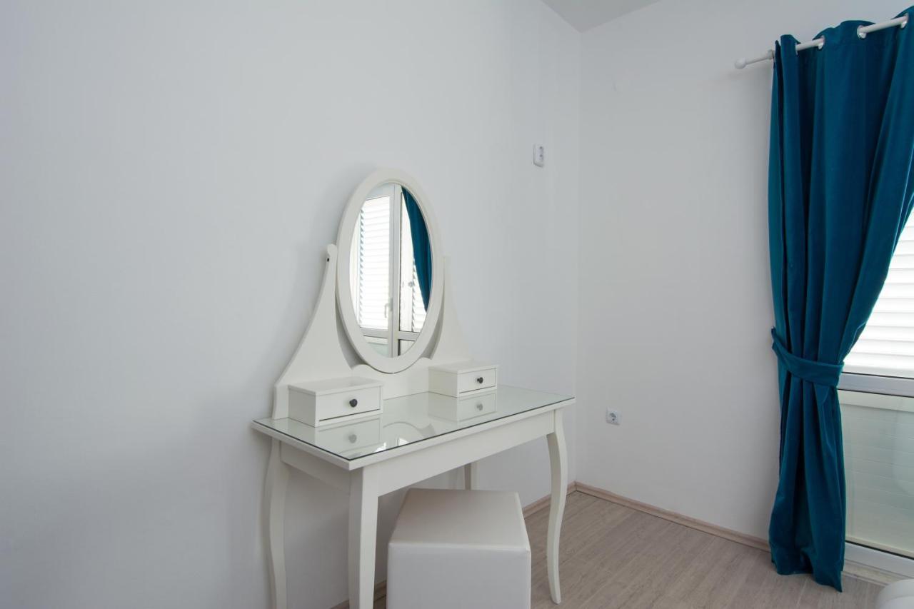 Lux Apartman S Pogledom Na More Trogir Kültér fotó